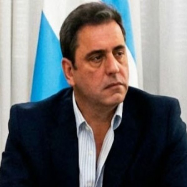 Toscano cruzó a Catalán por las comunas rurales y le exigió explicar su sueldo en YPF