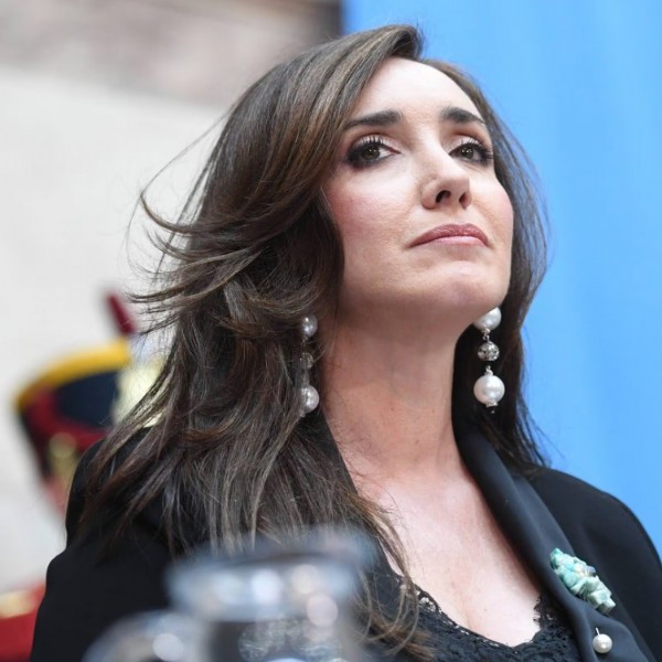 Victoria Villarruel respondió a una burla por Malvinas con una taza que decía "Lágrimas de ingleses piratas"