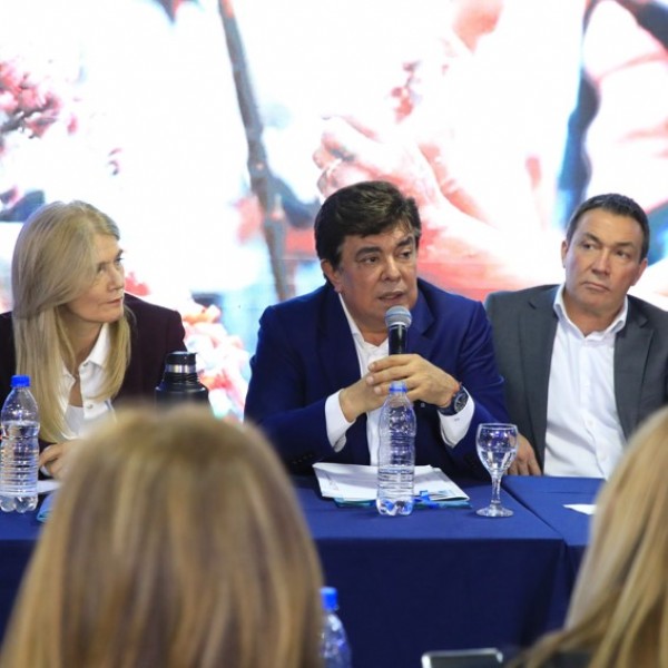 Espinoza fue reelegido al frente de la FAM y más de 500 intendentes reclamaron a Milei un cambio económico